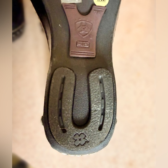 Cowgirl Cute Leather Platform Sandals by Ariat Metal Horseshoe & Lucky Clover - Picture 3 of 10